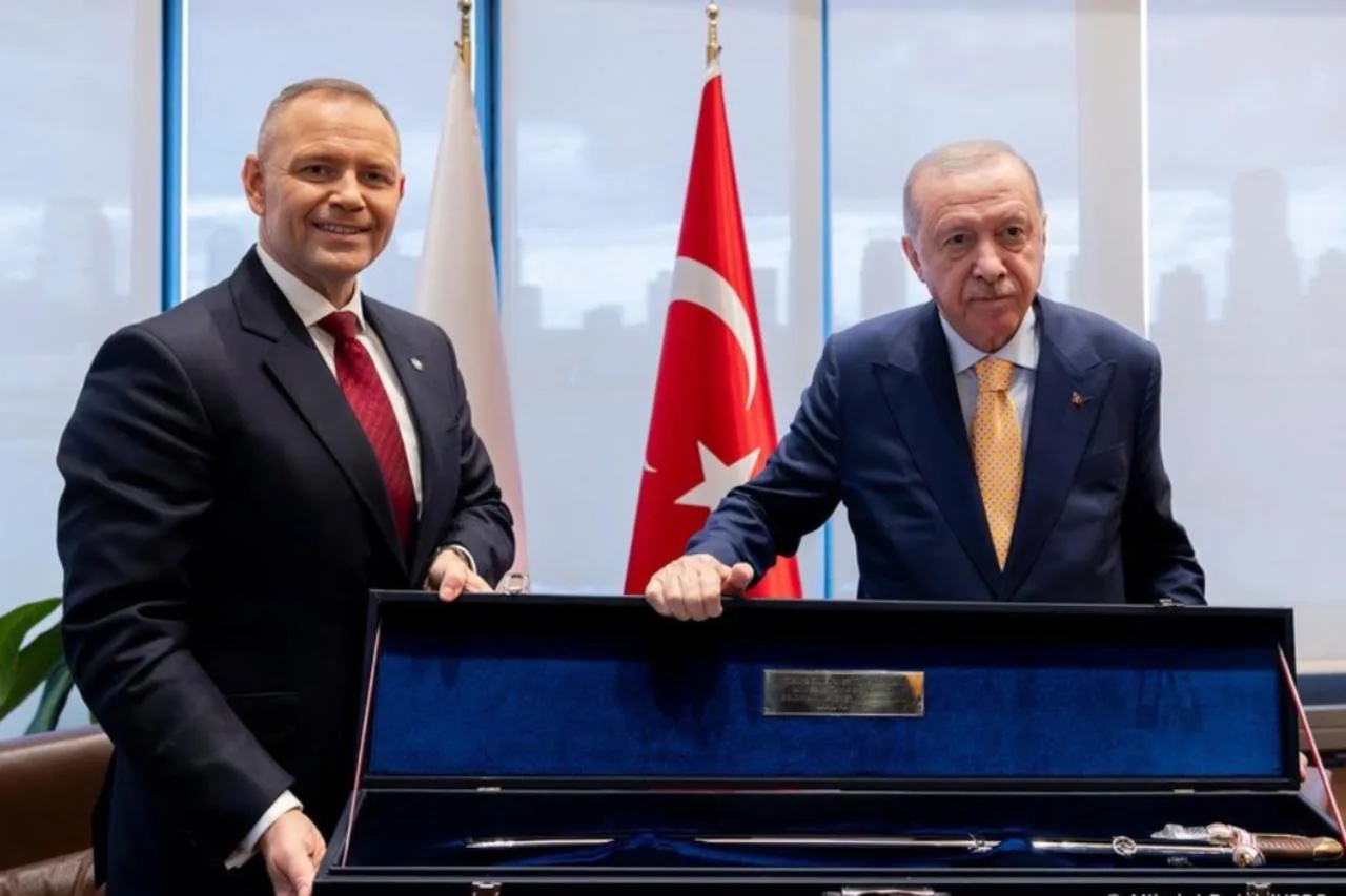 Erdoğan'a Dikkat Çeken Jest: Polonya Liderinden Kılıç Hediyesi