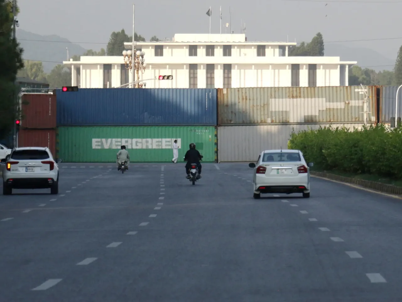 Pakistan'da Kriz Büyüyor: Başkente Barikatlar Kuruldu